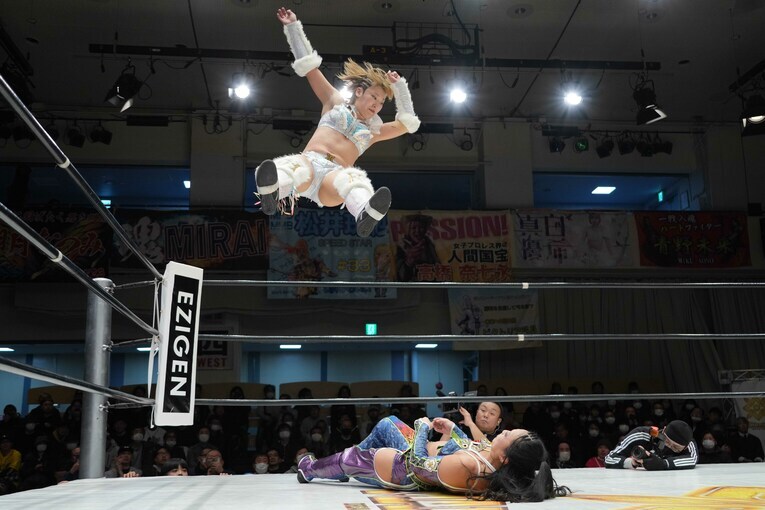 コーナーからエルボーを落とす桜井麻衣　©Essei Hara