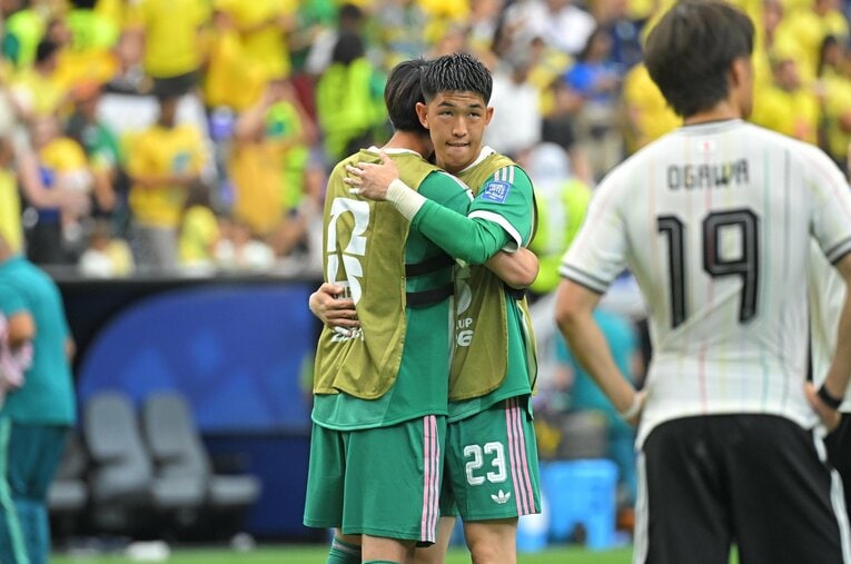 ブラジル戦に敗れた後、ハグする早川と大迫。2人にしか分かち合えない思いがある　©Takuya Kaneko /JMPA