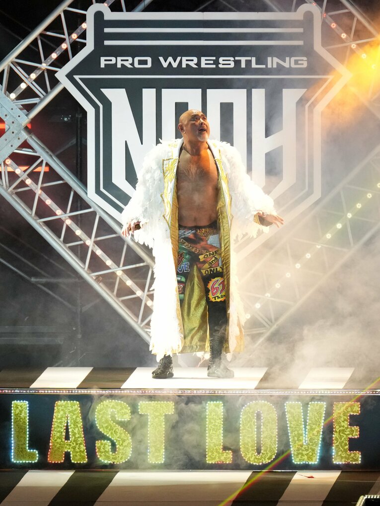 引退試合でド派手に入場する武藤敬司