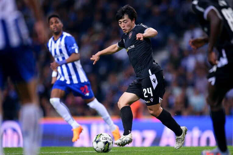 ポルト相手に積極的なプレーを見せる相馬　©Getty Images