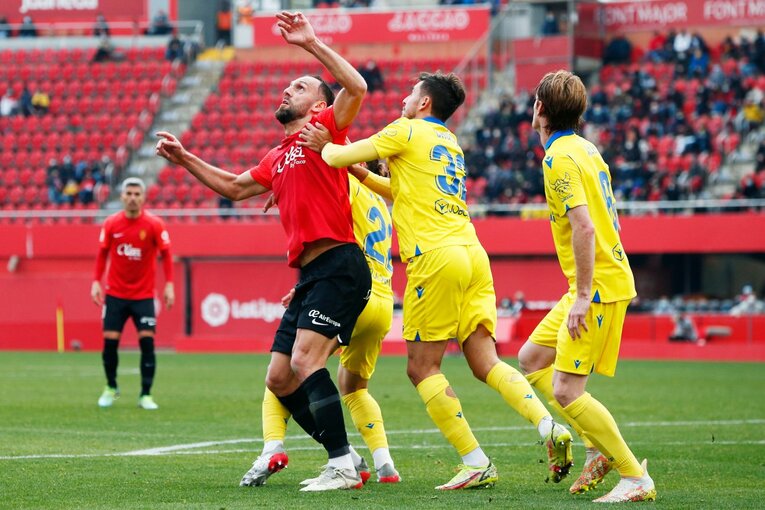 「クボはファウル覚悟で止めなければ」 残留争いで久保建英が大仕事…辛口のタクシー運転手もニコリ〈カメラマン現地取材〉(24)