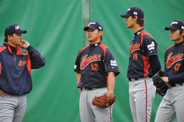 松坂、ダルビッシュ、杉内ら投手陣と話す与田コーチ　©︎Naoya Sanuki