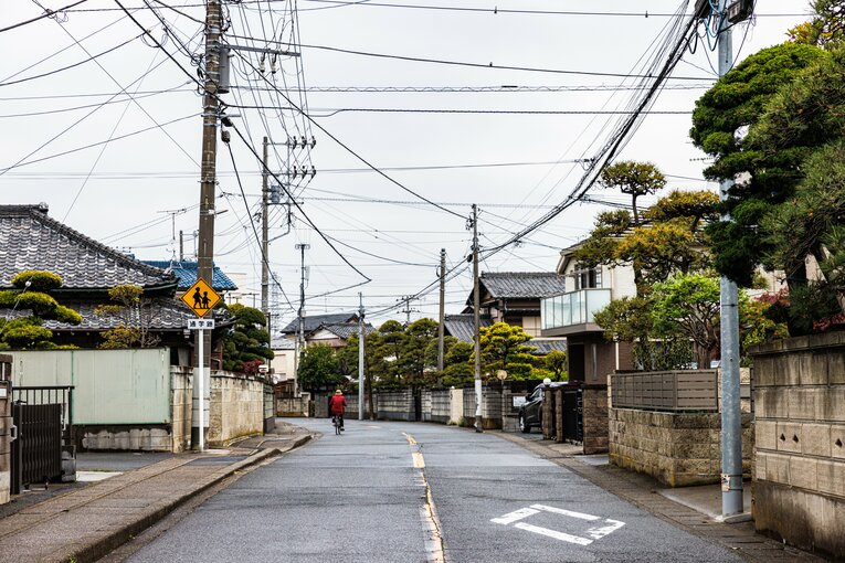 江戸（東京）と房総半島を結ぶ街道「房総往還」。かつて、この先はすぐに海岸線だった