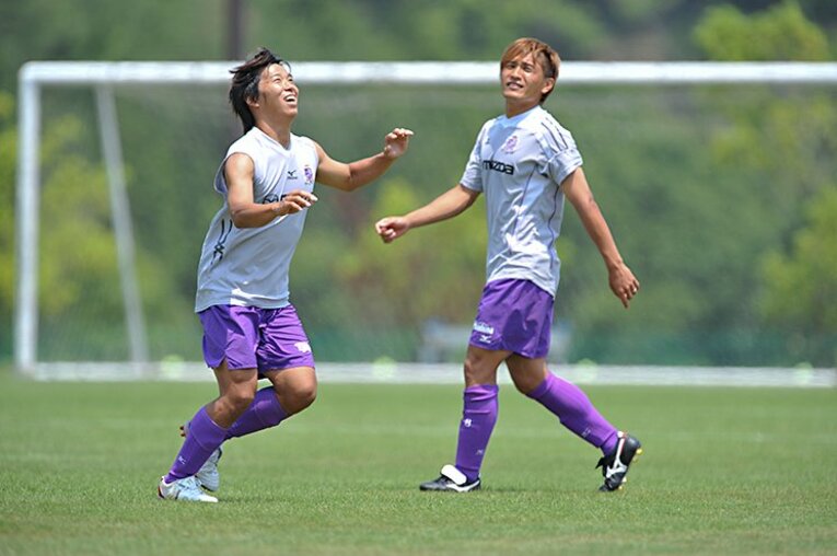 青々とした芝生の上で楽しそうにボールを追いかける佐藤寿人（2009年撮影）©Mami Yamada