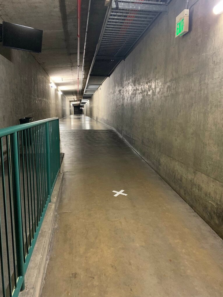 【エンゼルスタジアム】大谷選手が試合後インタビューを受ける廊下。立ち位置にバミリあり