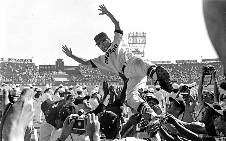 1974年、悲願の甲子園優勝を果たして胴上げされる斉藤一之監督　©JIJI PRESS