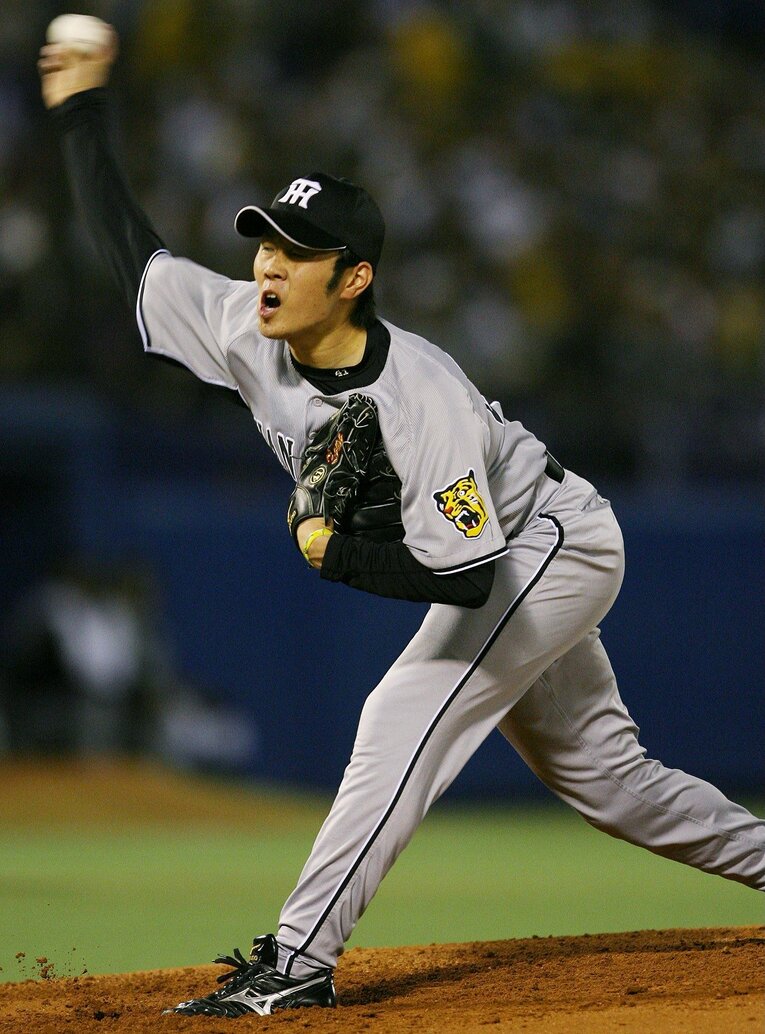 神宮球場で力投する上園　©︎JIJI PRESS