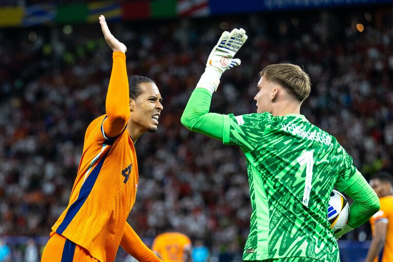 ファンダイクとKフェルブルッヘン。こちらもそれぞれ遠藤と三笘の戦友だ　©Getty Images