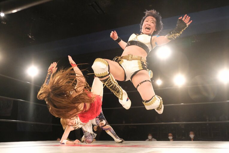 松井のヒザが青野を直撃