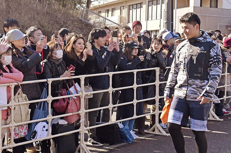 ドラフト1位で入団した清宮幸太郎。自主トレから多くのファンが鎌ヶ谷球場へ詰めかけた。 ／ photograph by Kyodo News