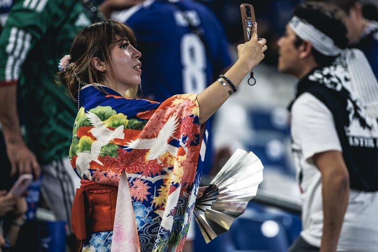 こんなにいっぱい……チュニジア戦、日本を熱烈応援していた外国人ファン（写真は右に続きます）　©Kiichi Matsumoto/JMPA