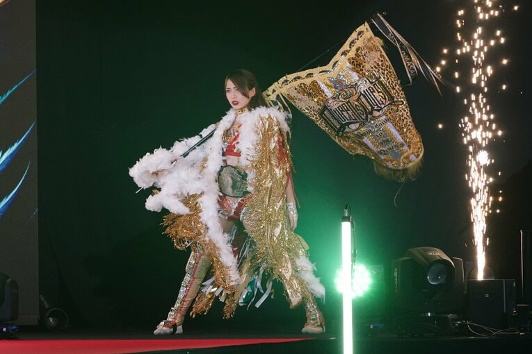 QQの旗を手に入場する上谷沙弥　©Essei Hara