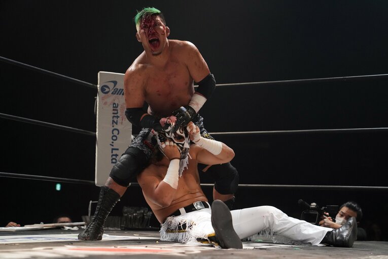 エル・デスペラードのマスクを引き裂き、ハサミを突き立てる竹田誠志