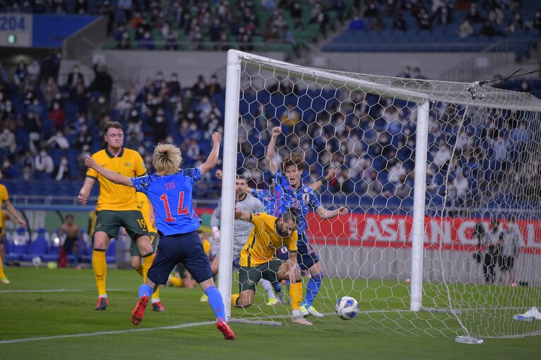 昨年10月12日のオーストラリア戦。浅野のシュートから生まれたオウンゴールが決勝点となった　©JMPA