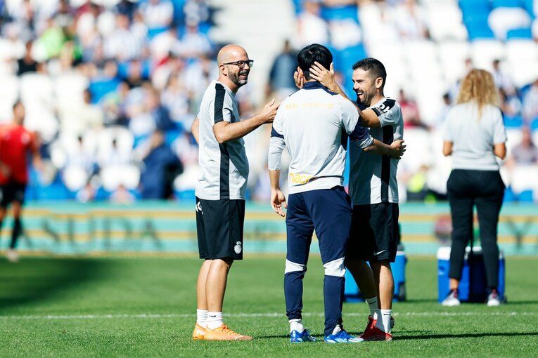 マジョルカスタッフとの再会を喜ぶ久保　©Daisuke Nakashima