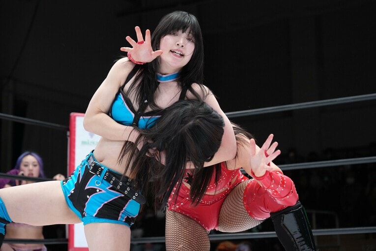 ビー・プレストリーをヘッドロックで攻めるさくらあや　©Essei Hara