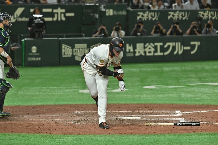 キャベッジ、田口からの死球で激怒の瞬間（全4枚中の2枚目）　©Hideki Sugiyama