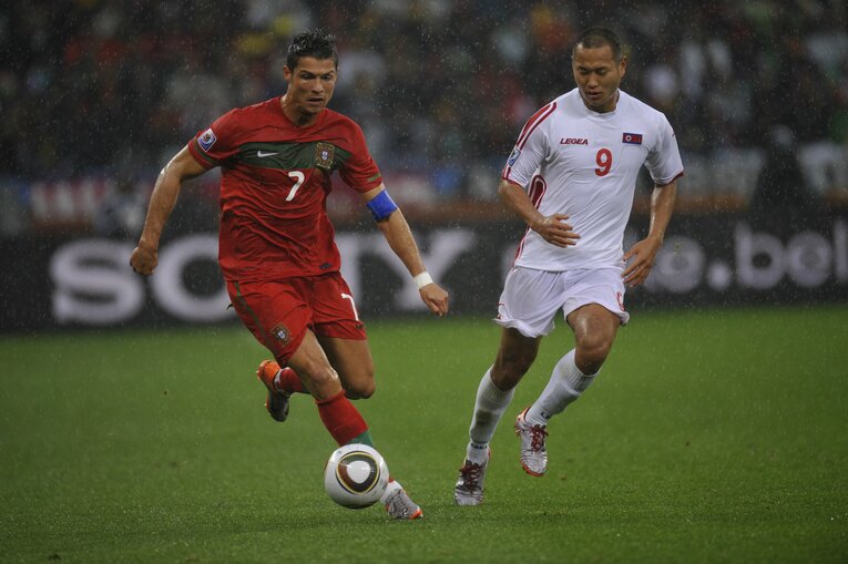 2010年南アフリカW杯。ポルトガル戦でクリスティアーノ・ロナウドにプレスをかける鄭大世　©JMPA