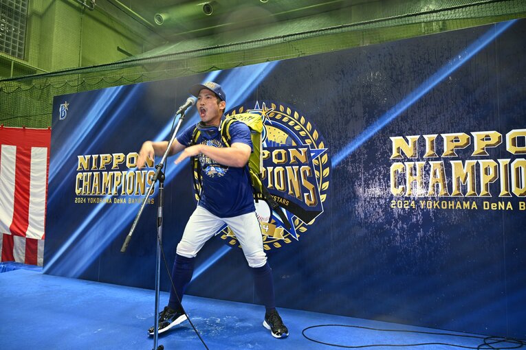 日本シリーズMVPに輝いたDeNA桑原将志がビールかけでこのパフォーマンス　©︎Naoya Sanuki