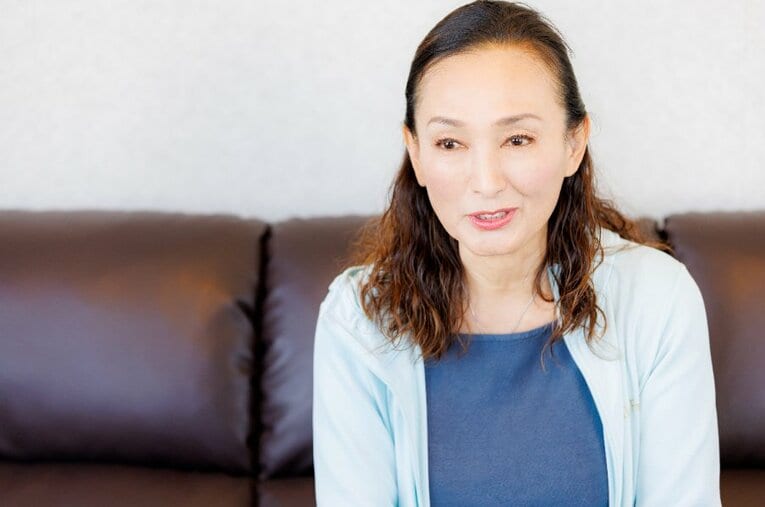 宝塚歌劇団の花組トップ娘役も務めた岩崎美由紀さん。牧場の代表となり、時に痛い目に遭いながらも、その直感によってダービーへの道をひらいた ／ photograph by Kiichi Matsumoto