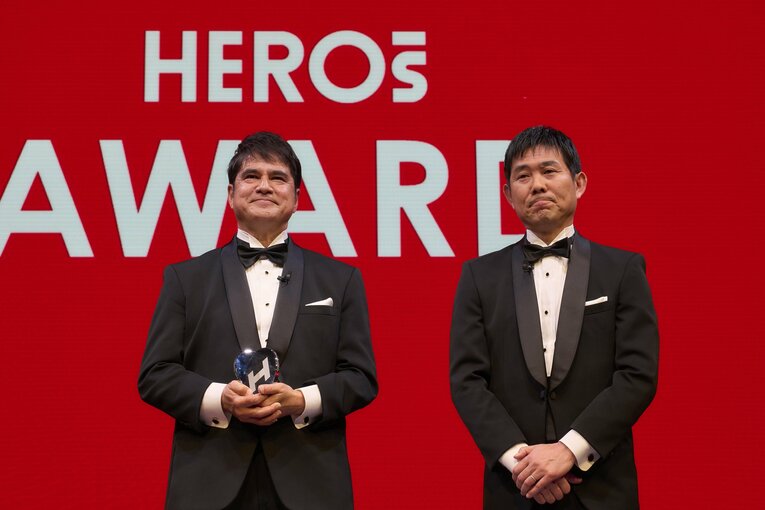「HEROs AWARD 2025」の表彰式には永島氏と日本代表の森保一監督がそろって登壇