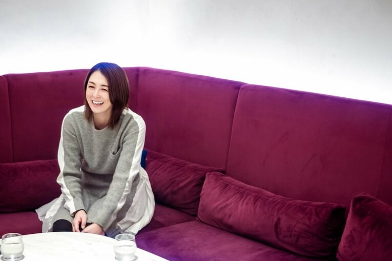 インタビューに答える菅山かおる　©Takuya Sugiyama