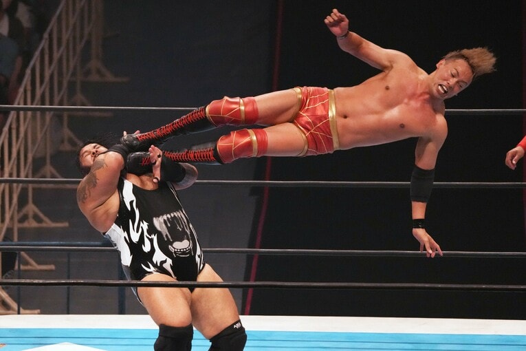 WWEに切られた男の逆襲…160キロの“空飛ぶ怪物”ジョナが『G1』本命オカダ・カズチカを圧殺「オレはデカすぎて、強すぎて、無敵すぎる」(16)