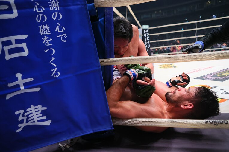 クレベル・コイケが朝倉未来を絞め落とし、一本勝ちを収めた　©RIZIN FF