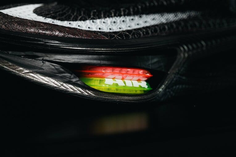 ダブルスタック、つまり2層構造となったズームエア ©NIKE