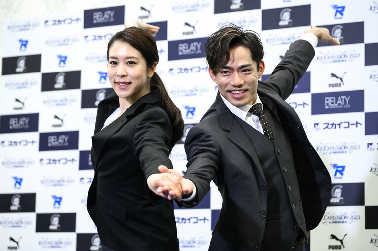 ポーズをとる2人　©Asami Enomoto