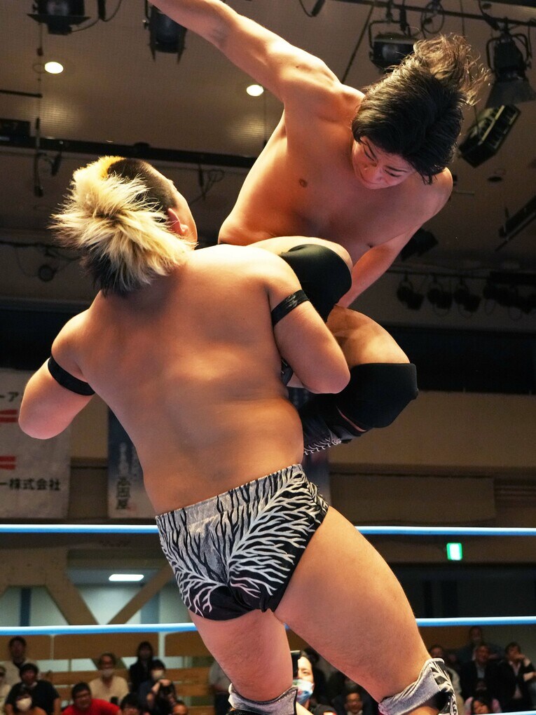 ヒザを連発する安齊勇馬