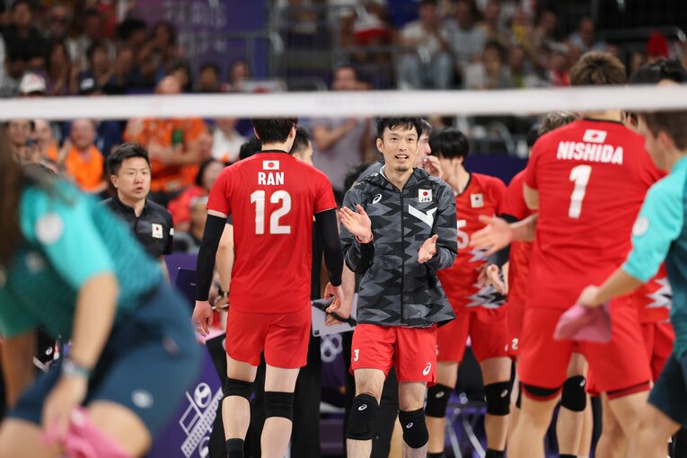 率先してチームメイトに声をかける深津旭弘　©︎Kaoru Watanabe/JMPA