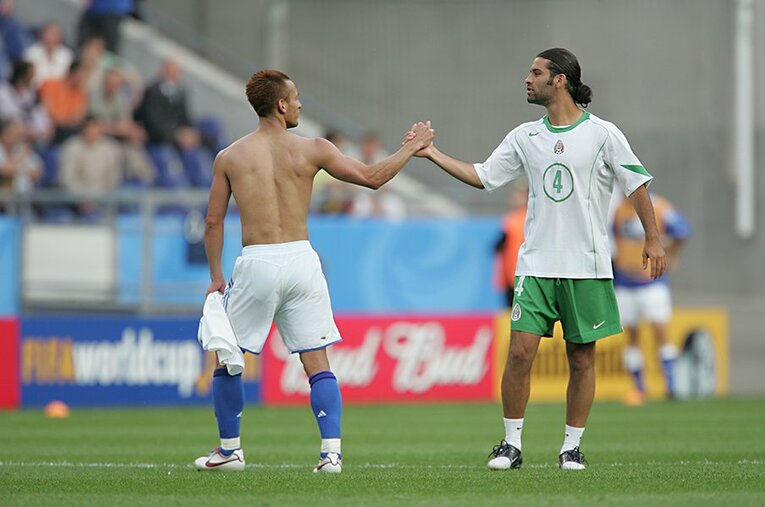 2005年コンフェデ杯での1枚。中田英寿とメキシコの象徴、ラファエル・マルケスが笑顔で健闘をたたえ合った ／ photograph by Naoya Sanuki
