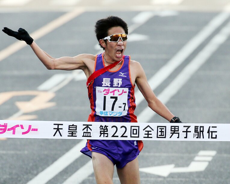 就任前年の都道府県駅伝で優勝のゴールテープを切るなど、上野は選手としても日本トップクラスの力を保っていた　©JIJI PRESS