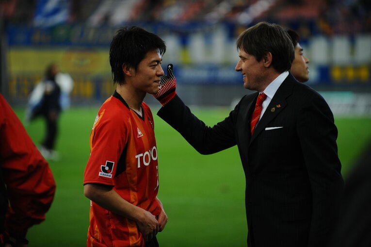 名古屋グランパス時代、不動の右サイドバックとしてプレーした田中隼磨とストイコビッチ監督。田中の引退表明後にピクシーから電話がかかってきたという　©︎J.LEAGUE
