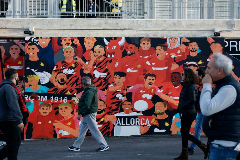 スタジアム周辺に描かれた壁画　©Daisuke Nakashima