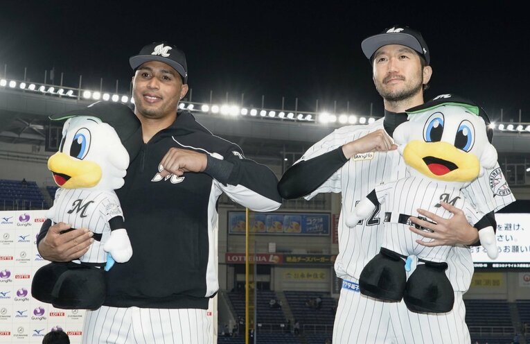 マーティンと石川という2人の投打の軸がケガで離脱したのが痛かった　©Kyodo News