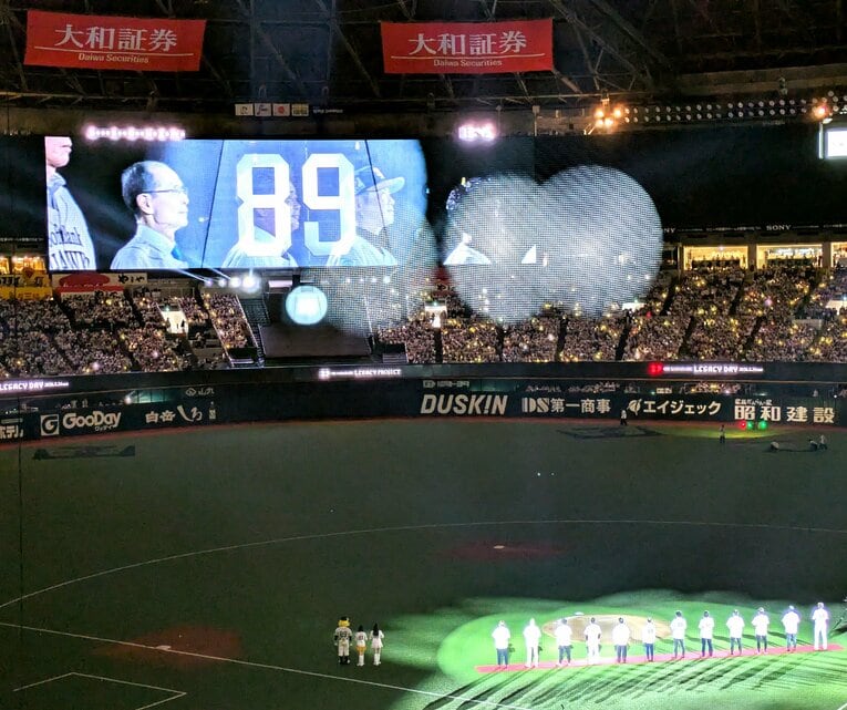 スポットライトに浮かび上がった王会長　©Masanori Kise