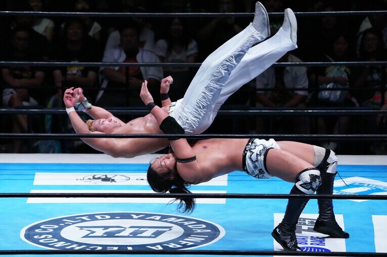 投げっぱなしジャーマンスープレックスを放つ竹下幸之介　©Essei Hara