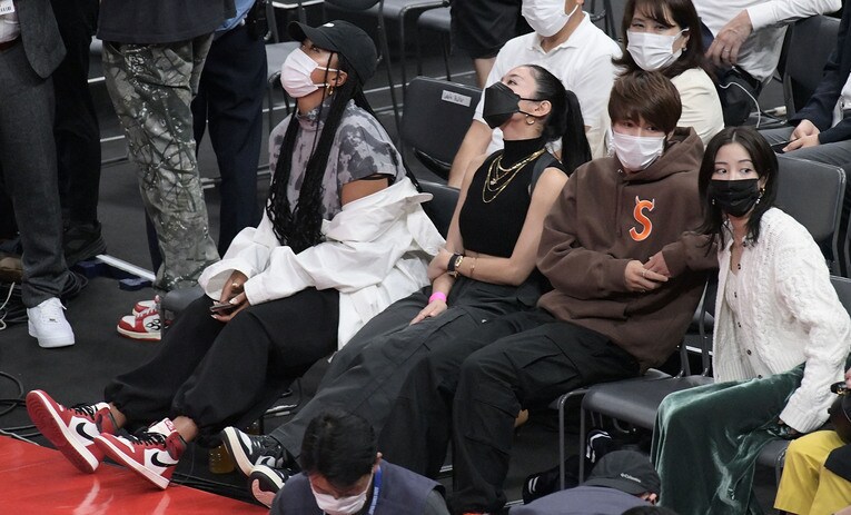 9月30日、日本で行われたNBAの試合の観戦に訪れた大坂なおみ。堀米雄斗、広瀬すずなどの姿も　©Getty Images
