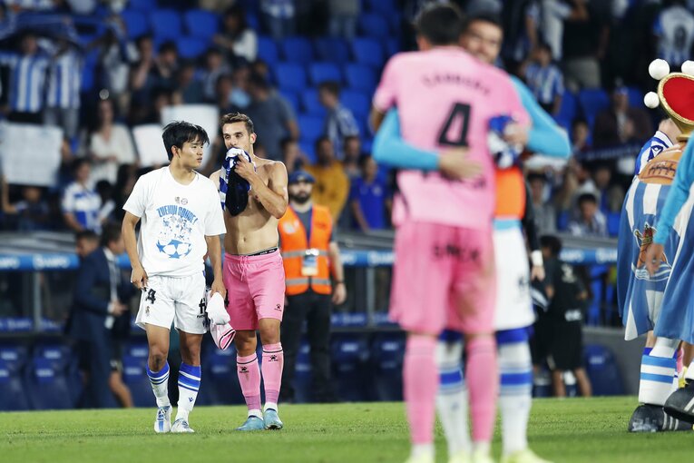 「KUBOコール」や「武房、シャツくれませんか」日本語メッセージの少年、猛プレスに感謝のハグ…“久保建英リーガ100戦目の進化”を撮った(55)