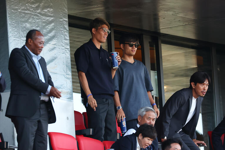 写真は昨年7月、女子サッカー日本代表の試合を観戦した冨安健洋と久保建英【1枚目／全2枚】　©AFLO