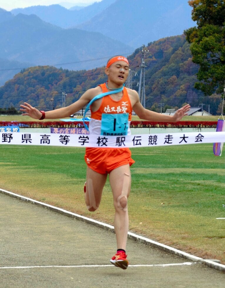 佐久長聖高校時代の服部。2年の夏ごろから少しずつ走りに異変が起きたという。足にはテーピングが見える　©Asahi Shimbun