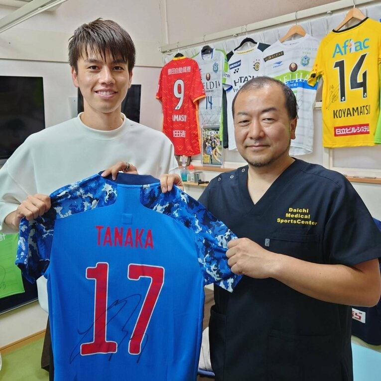 木下さん（右）が経営する整骨院に通う田中碧（写真／木下さん提供）