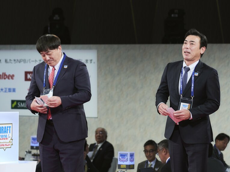 青学大・渡部海の抽選では楽天に敗れてしまった中日の荒木雅博本部長補佐　©Yuki Suenaga