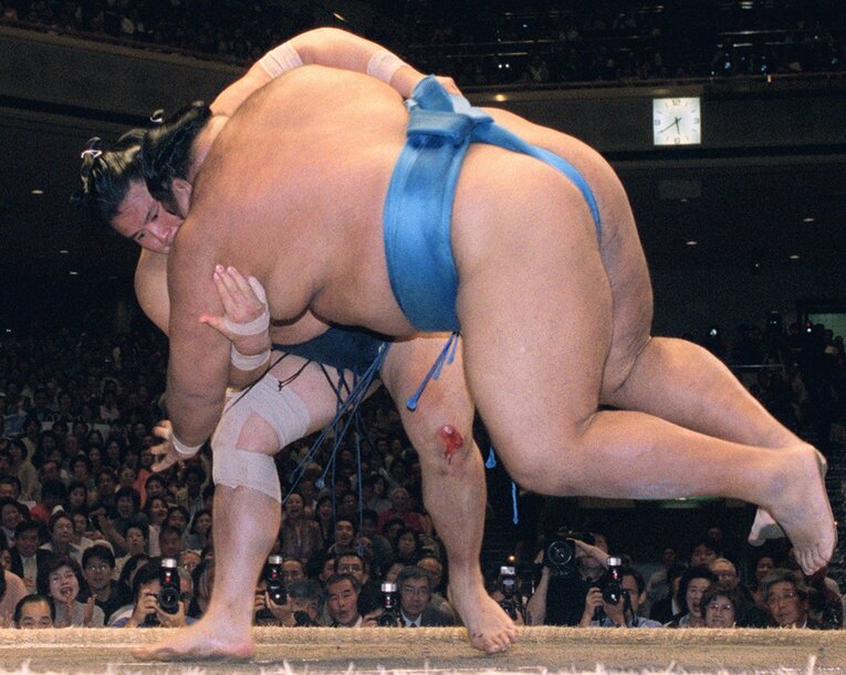 貴乃花、上手投げの決定的瞬間。219kgの武蔵丸を土俵上に転がした　©KYODO