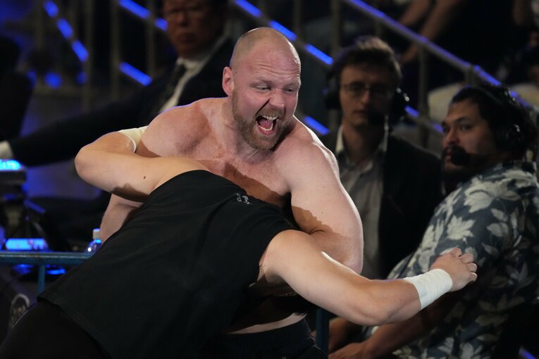 場外で成田蓮を絞め上げるジョン・モクスリー　©Essei Hara