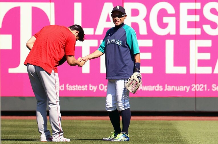 2021年7月、大谷がイチローと握手しながらペコリとお辞儀©Getty Images