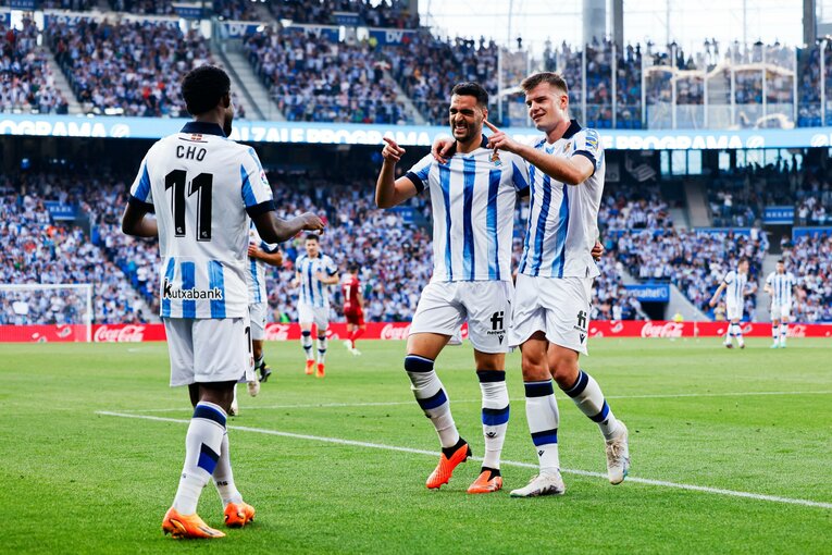 久保建英22歳誕生日に「タケはアイドル」日本語ボードの子供、メッシっぽい新ユニ姿やソシエダ主将との別れ…カメラマンが見た“幸せな最終節”(39)