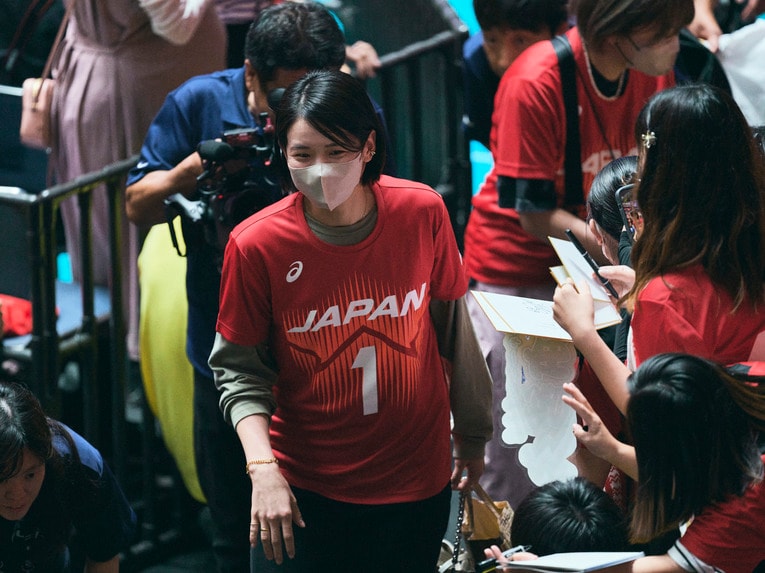 昨秋のパリ五輪予選では、夫・西田のユニフォームを着用して会場に訪れた古賀紗理那　©︎Yuki Suenaga